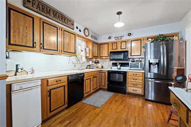 $300,000 | 517 Northeast Johnston Drive, Blue Springs, MO 64014