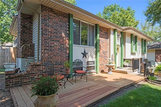 $300,000 | 517 Northeast Johnston Drive, Blue Springs, MO 64014