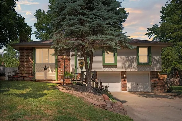 $300,000 | 517 Northeast Johnston Drive, Blue Springs, MO 64014