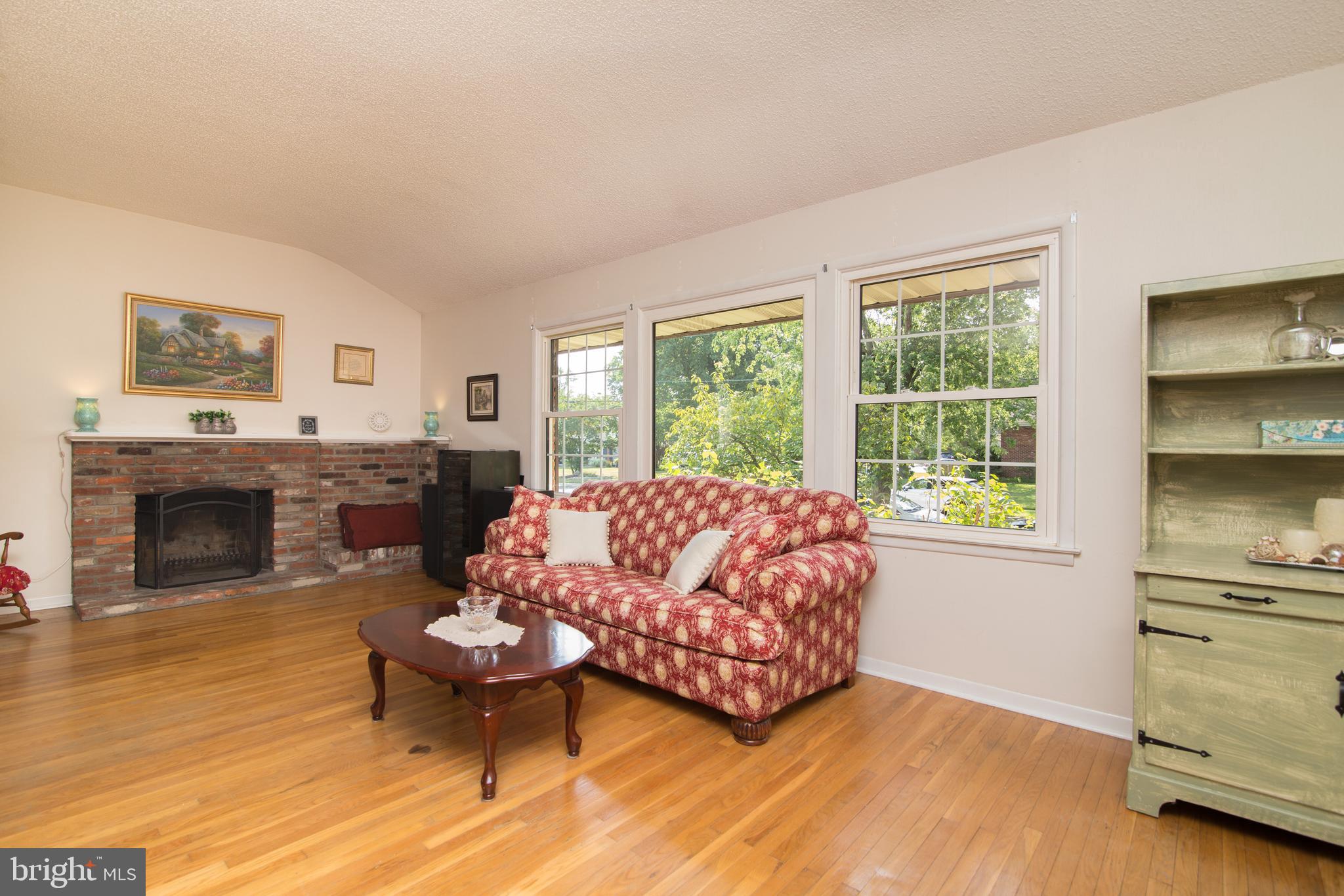 806 Edgemoor Road Cherry Hill, NJ 08034 - Photo 10 of 46 Living Room