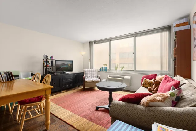 $3,800 | 333 East 45th Street, Unit 9E | Midtown East