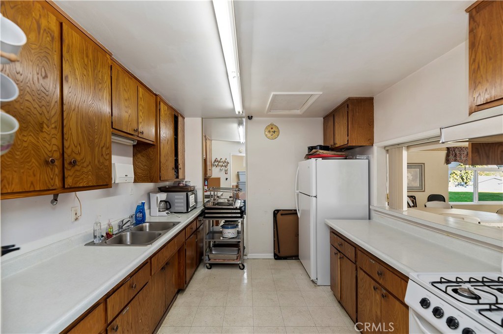 32600 State Highway 74, Unit 140 Hemet, CA 92545 - Photo 28 of 30 a kitchen with stainless steel appliances a sink stove and refrigerator