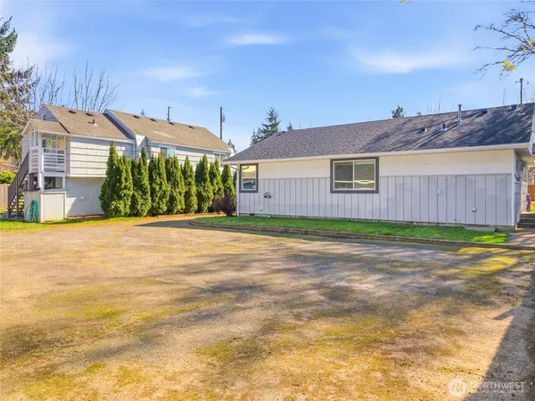 a view of a house with a yard