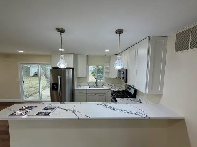 $424,900 | 54 Brantwood Avenue, Elk Grove Village, IL 60007