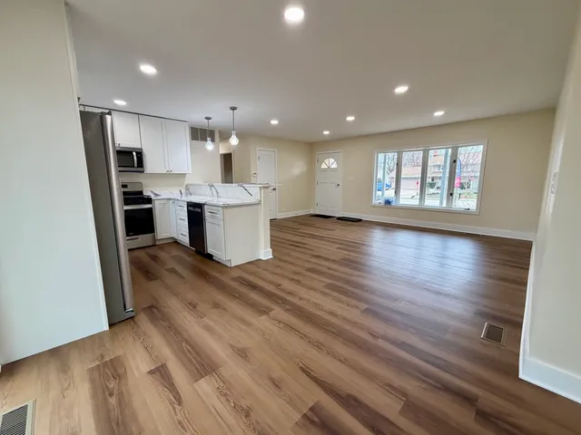 $424,900 | 54 Brantwood Avenue, Elk Grove Village, IL 60007