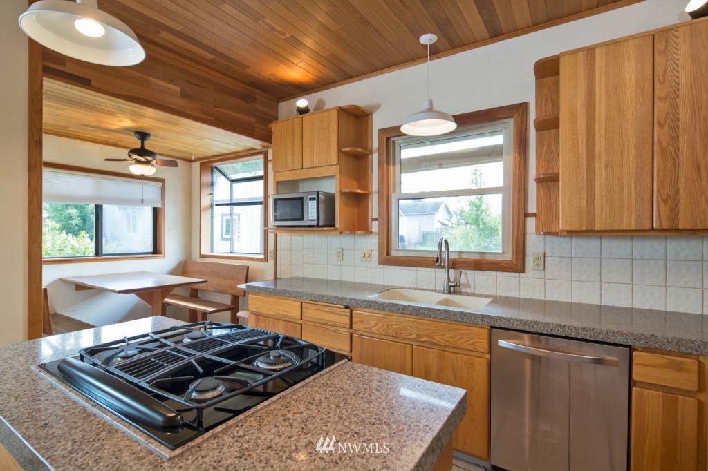 3417 Rockefeller Avenue Everett, WA 98201 - Photo 8 of 15