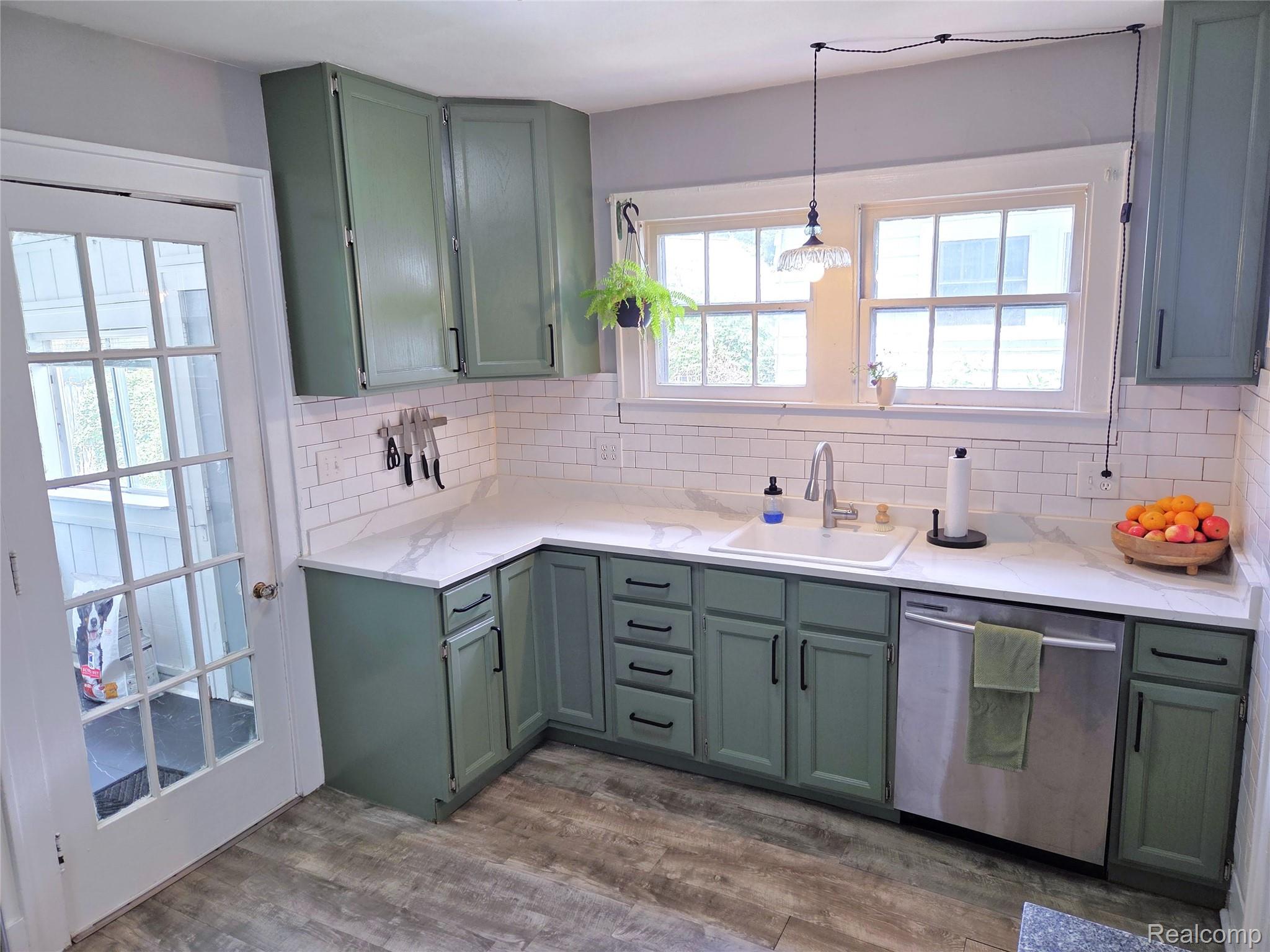 205 East Iroquois Road Pontiac, MI 48341 - Photo 6 of 25 Kitchen 1.jpg