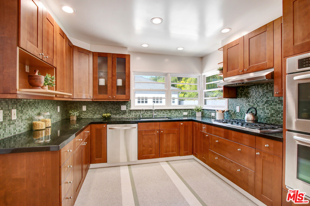 4247 Le Bourget Avenue Culver City, CA 90232 - Photo 3 of 14