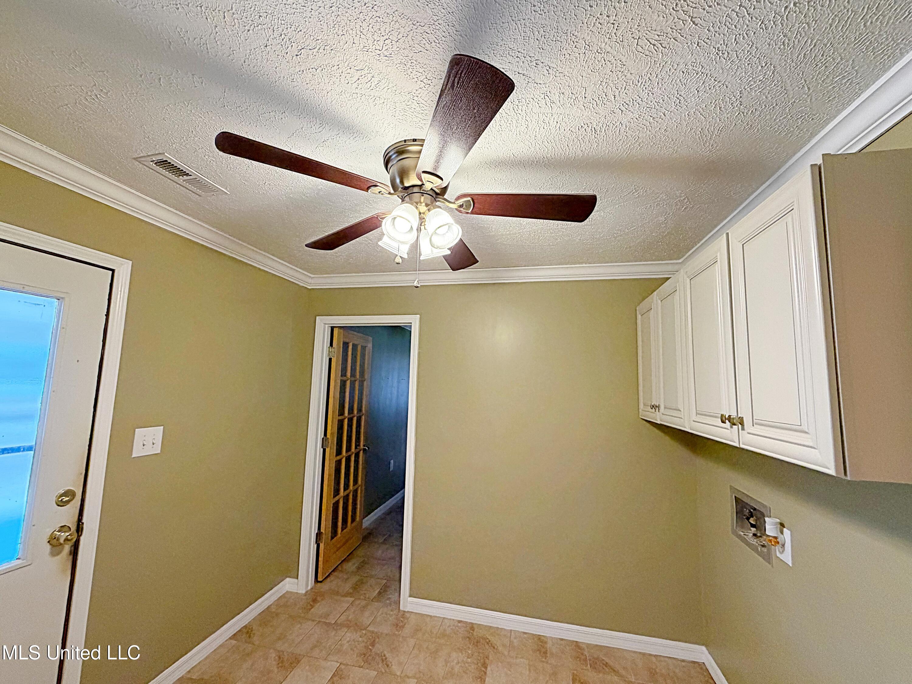1302 Highway 16 Carthage, MS 39051 - Photo 11 of 37 Utility room front