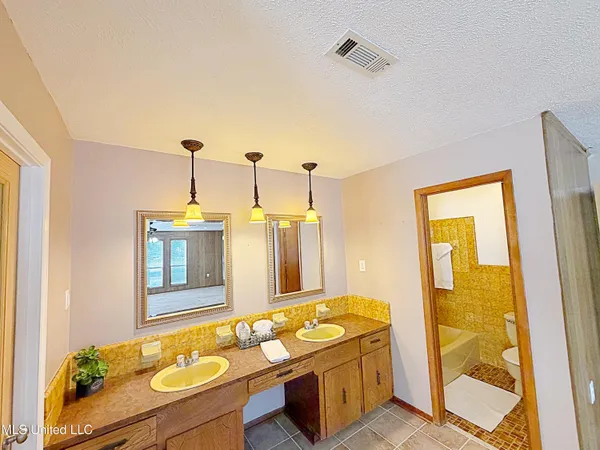 $340,000 | 1302 Highway 16, Carthage, MS 39051