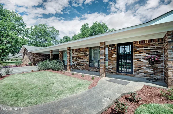 $340,000 | 1302 Highway 16, Carthage, MS 39051