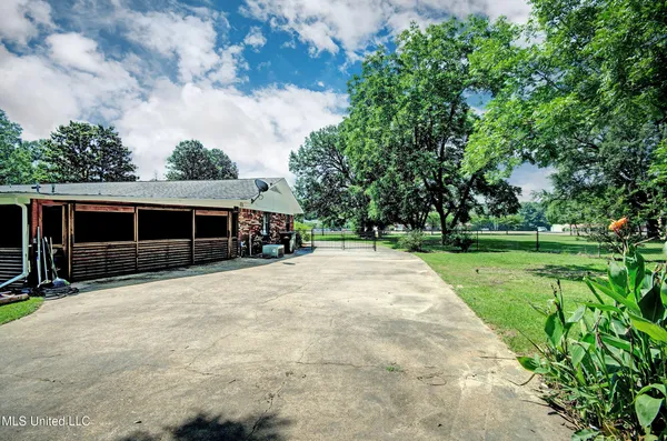 $340,000 | 1302 Highway 16, Carthage, MS 39051