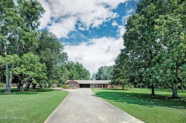 $340,000 | 1302 Highway 16, Carthage, MS 39051