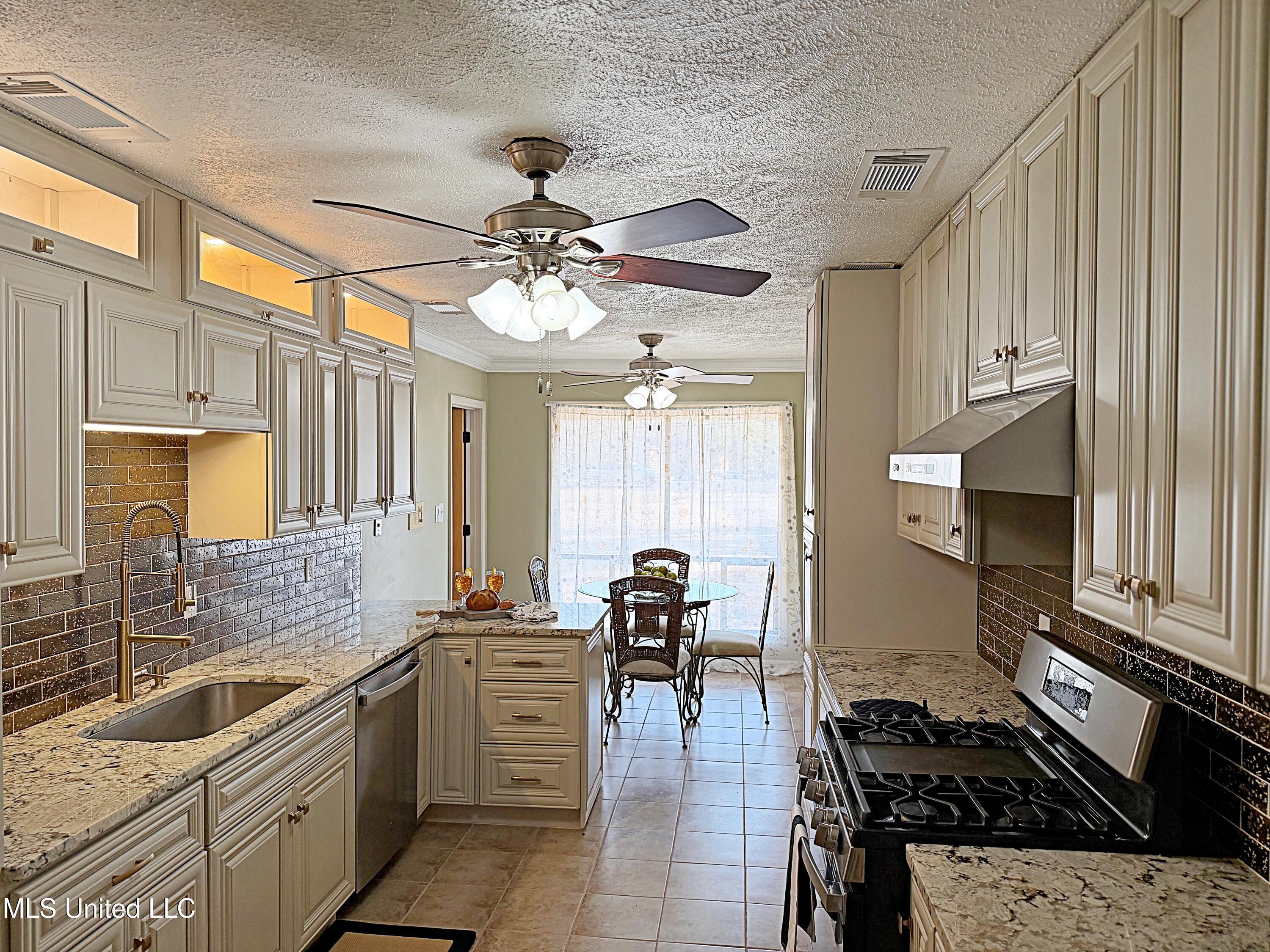 1302 Highway 16 Carthage, MS 39051 - Photo 6 of 37 Kitchen