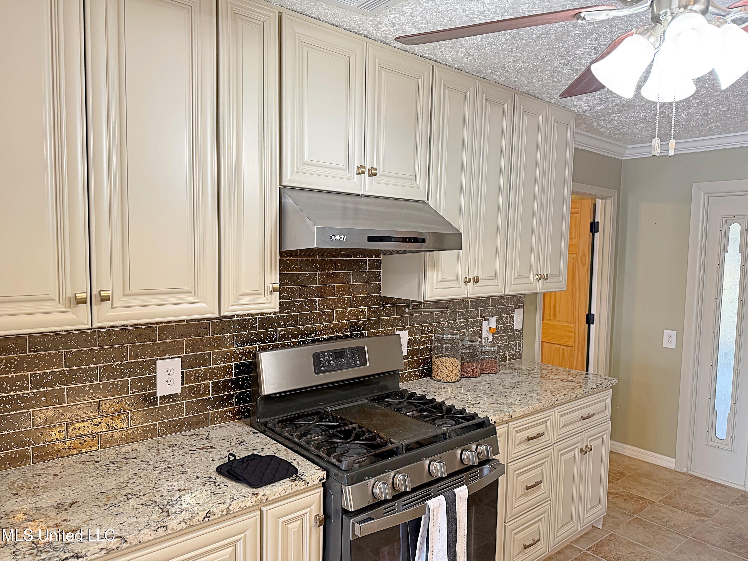 1302 Highway 16 Carthage, MS 39051 - Photo 9 of 37 Kitchen stove