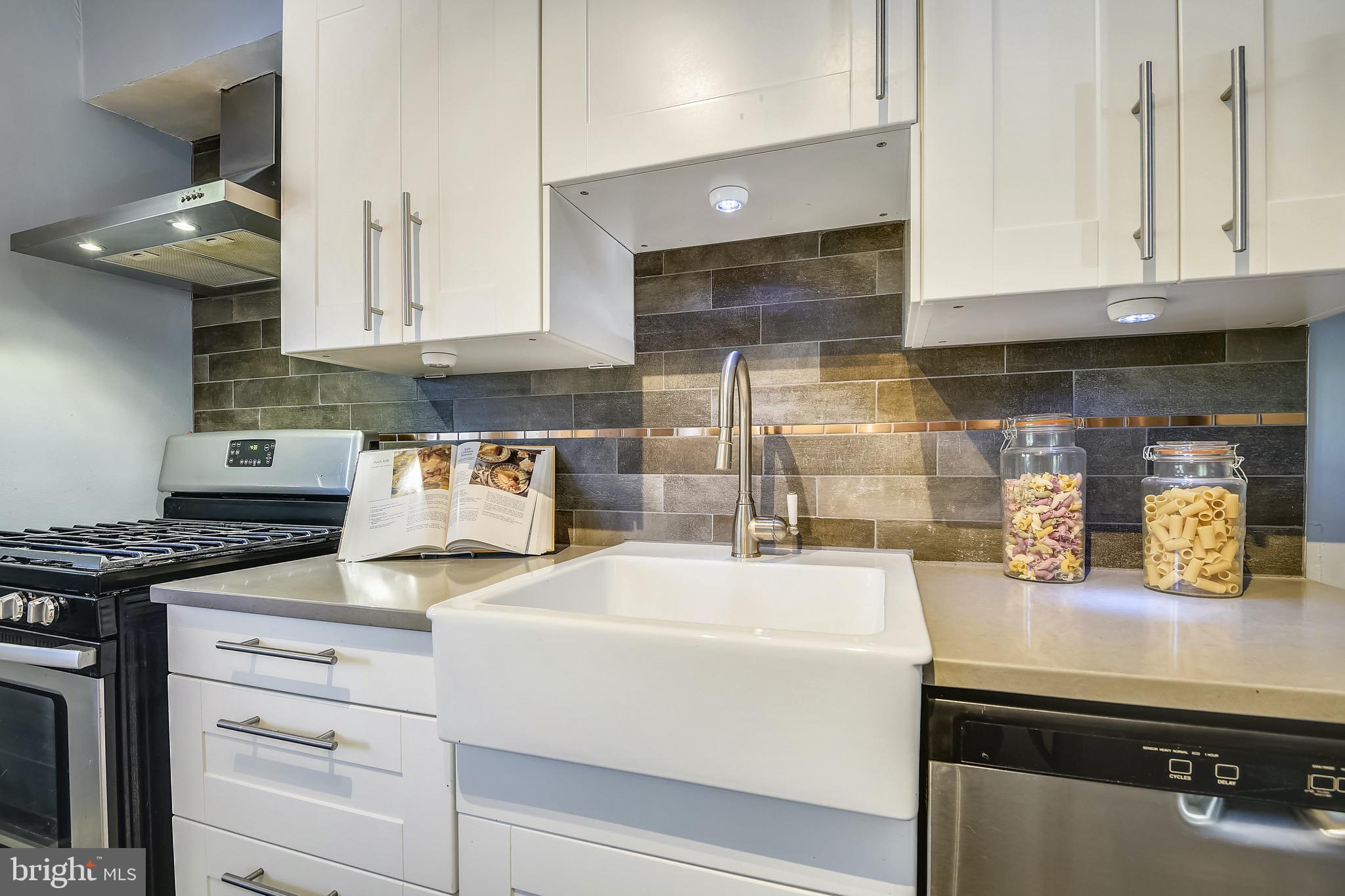 31 Briarwood Road Baltimore, MD 21228 - Photo 9 of 33 Stylish backsplash