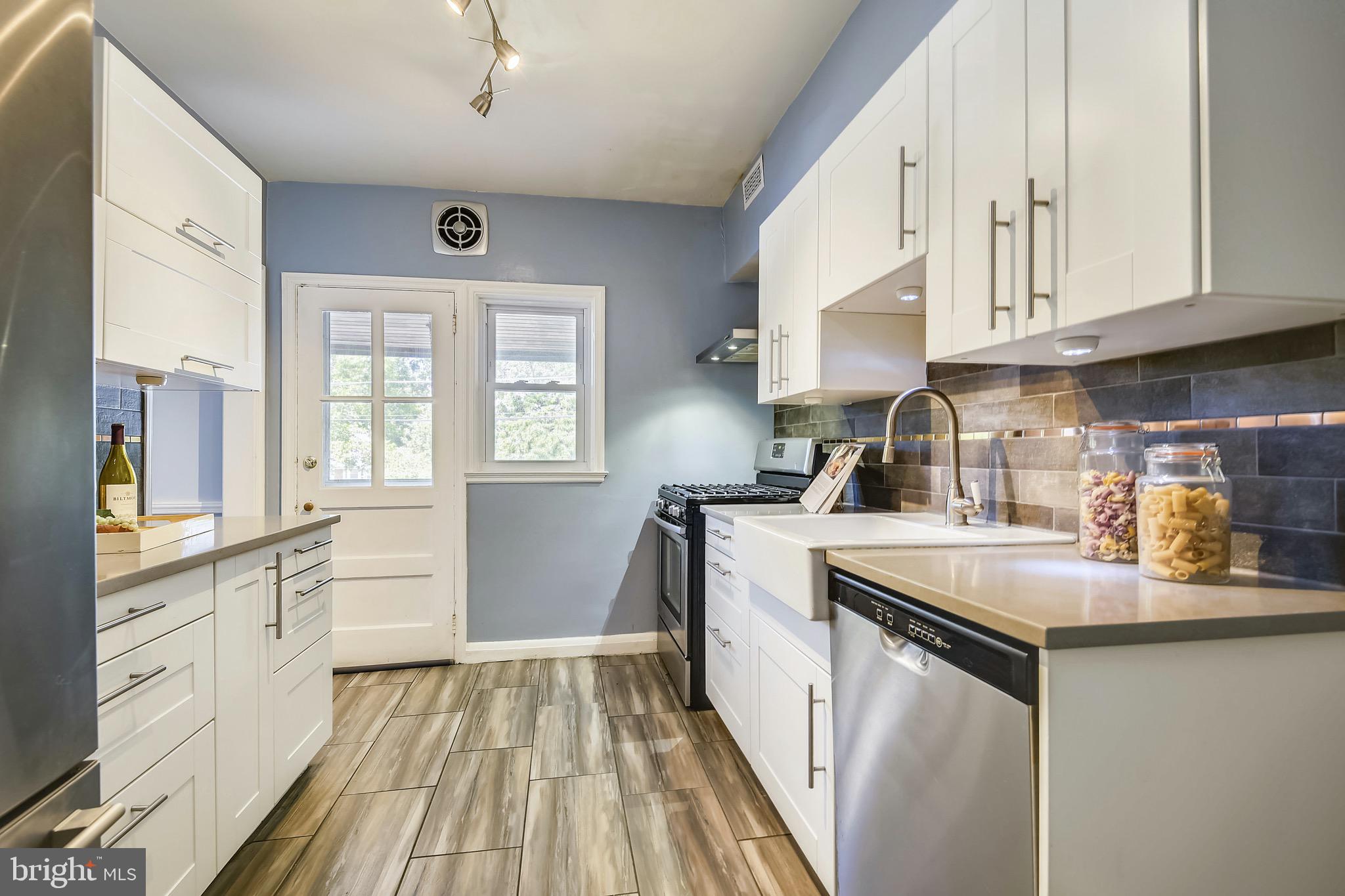 31 Briarwood Road Baltimore, MD 21228 - Photo 10 of 33 Stainless Steel aplliance