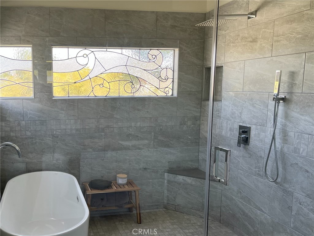 1951 Annapolis Circle Corona, CA 92881 - Photo 27 of 42 a bathroom with a sink and bathtub