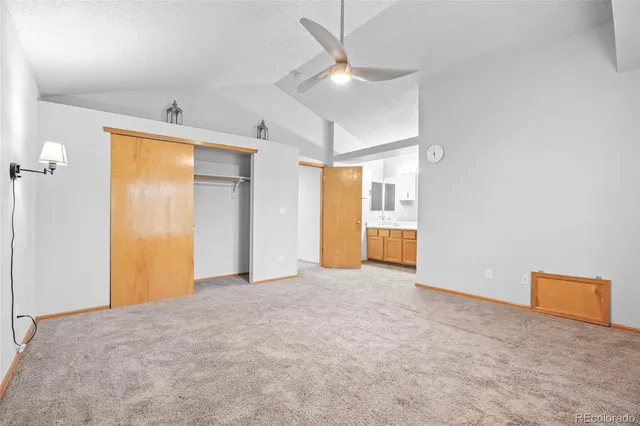 a view of empty room with a ceiling fan