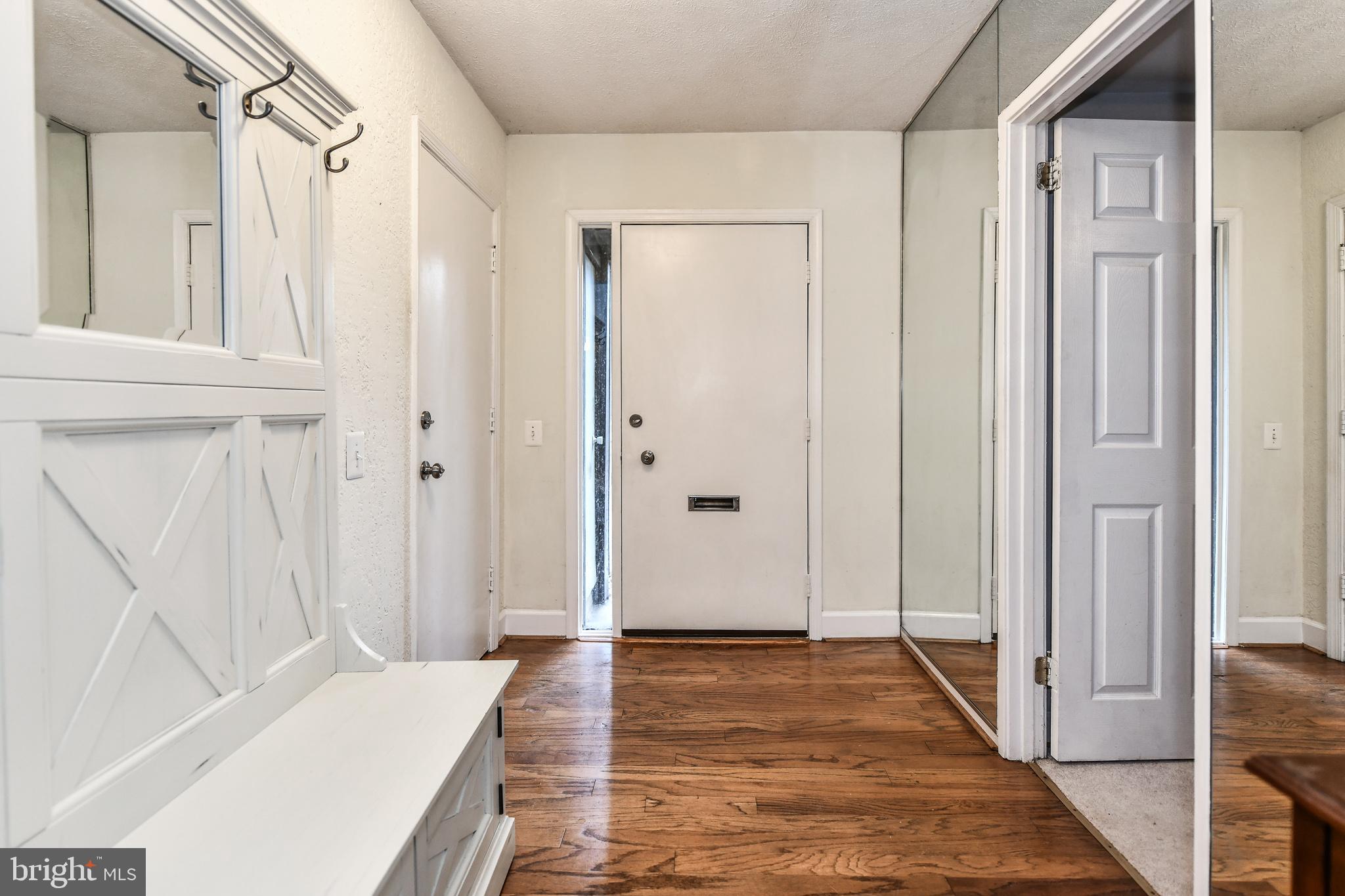 1563 Scandia Circle Reston, VA 20190 - Photo 4 of 41 Front Entryway