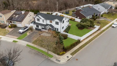 $1,595,000 | 2 Elf Road, Syosset, NY 11791