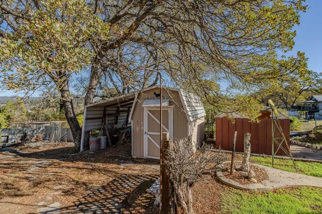 a view of a house with backyard