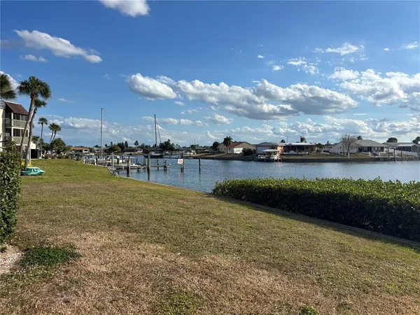 $280,000 | 1028 Apollo Beach Boulevard, Unit 11, Apollo Beach, FL 33572