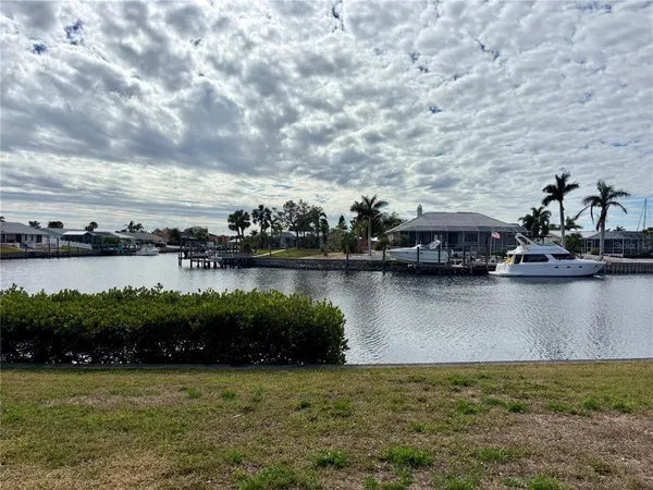 $280,000 | 1028 Apollo Beach Boulevard, Unit 11, Apollo Beach, FL 33572