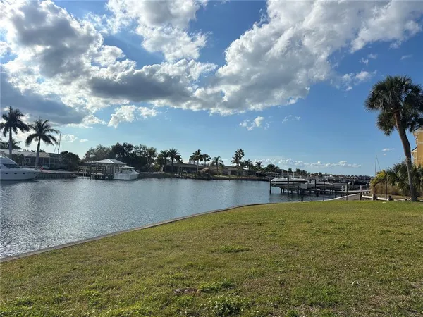 $280,000 | 1028 Apollo Beach Boulevard, Unit 11, Apollo Beach, FL 33572