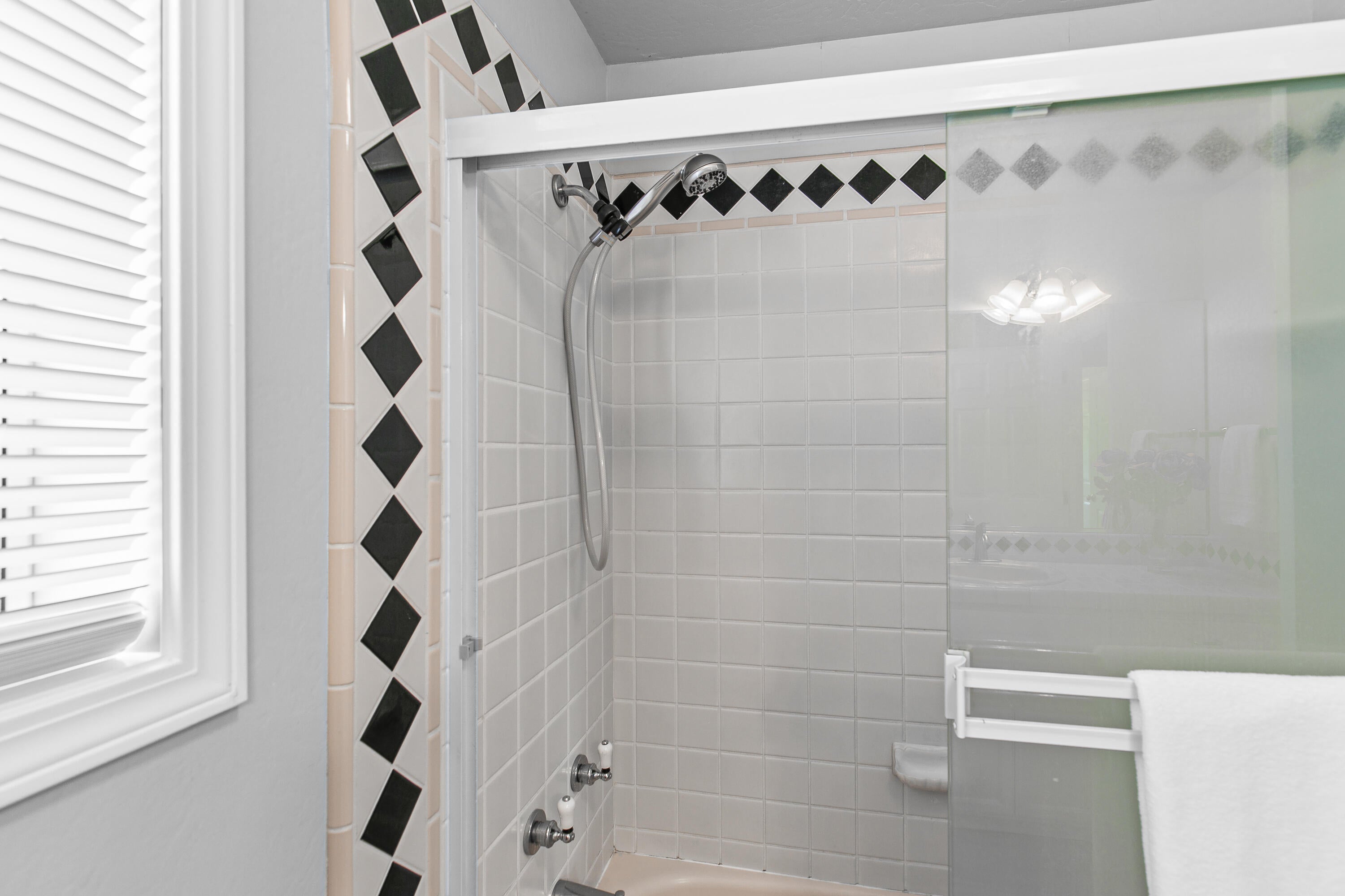 2338 Ridge Way Medford, OR 97504 - Photo 32 of 48 Guest Bathroom - 32