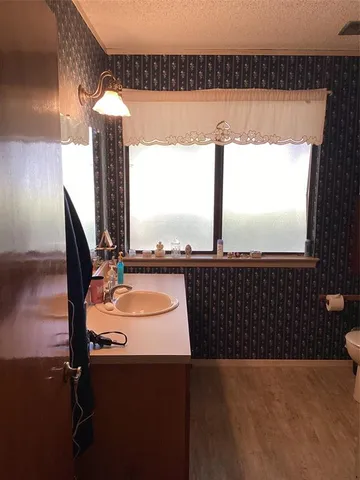 a picture of table and chair