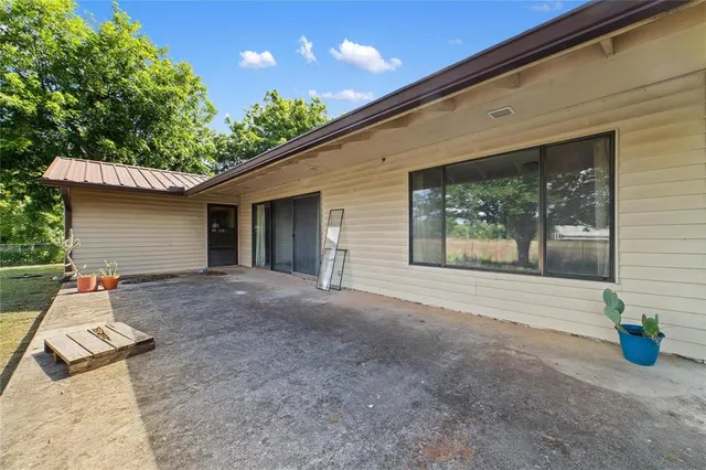 a view of a house with porch and outdoor space