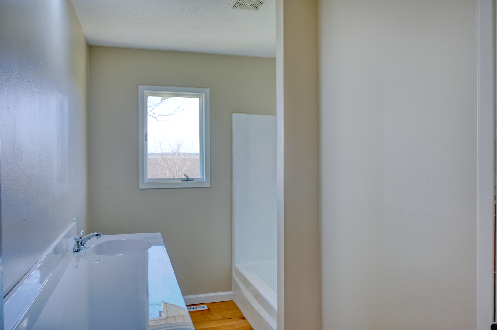 676 Swan Pond Road Jacob, IL 62950 - Photo 10 of 42 a bathroom with a bathtub