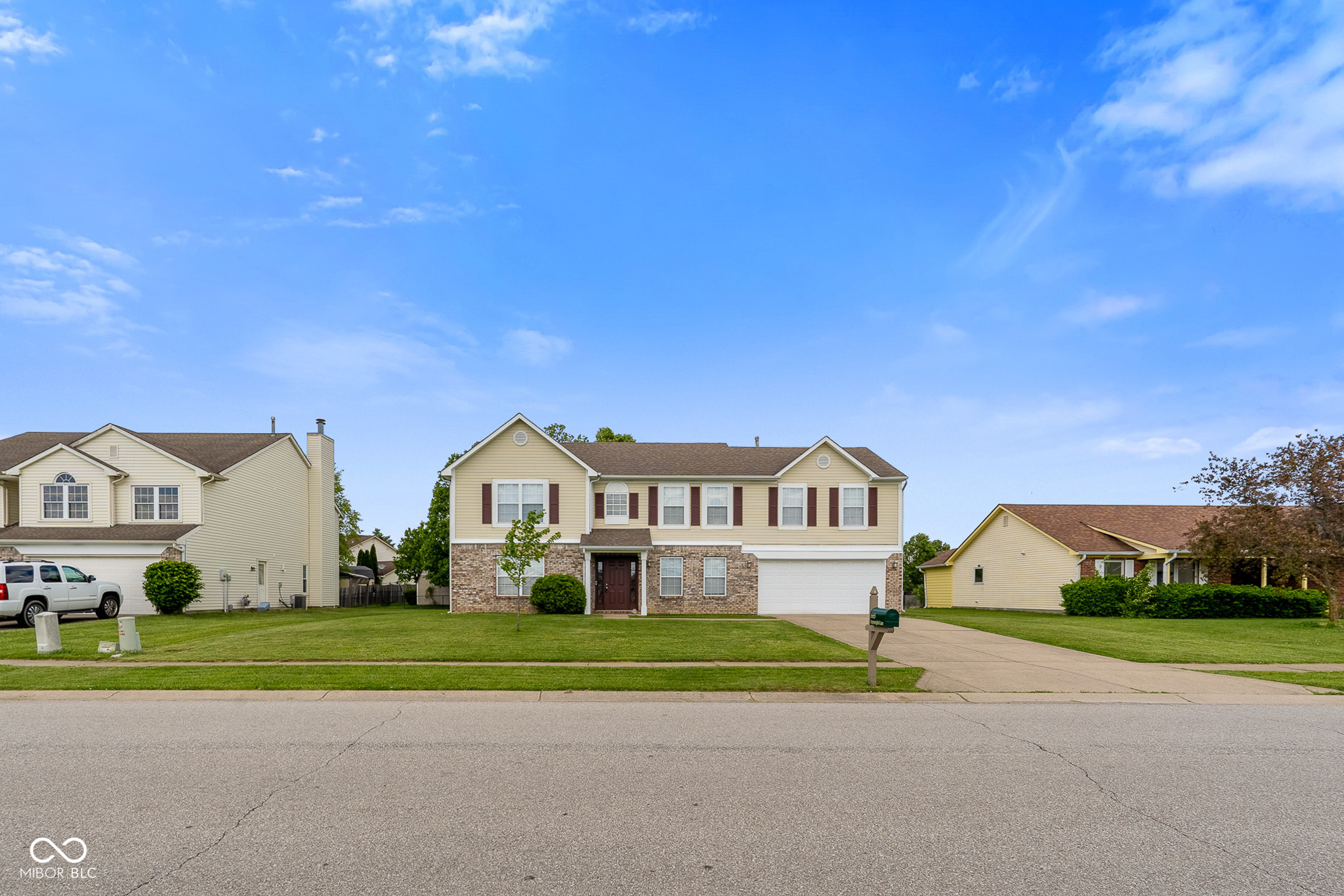 665 Hummingbird Lane Whiteland, IN 46184 - Photo 2 of 38