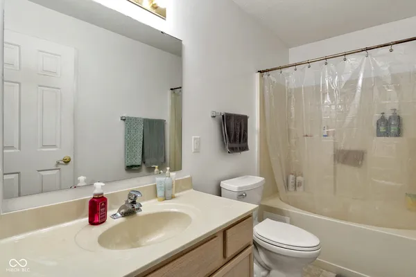 $349,500 | 665 Hummingbird Lane, Whiteland, IN 46184