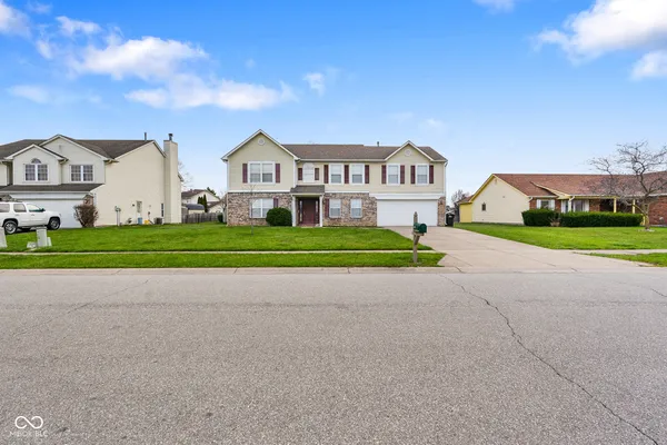 $349,500 | 665 Hummingbird Lane, Whiteland, IN 46184