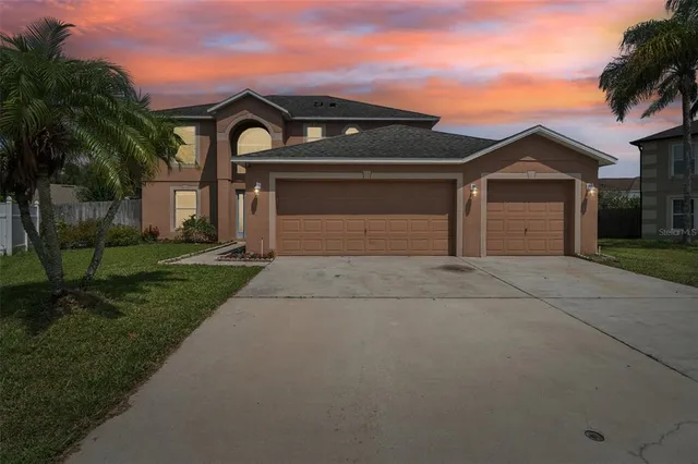 a view of a house with backyard