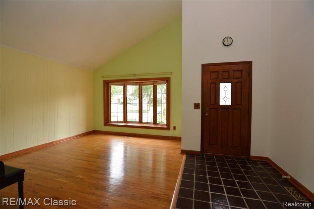 42439 Park Ridge Road Novi, MI 48375 - Photo 6 of 40 Living Room 2.jpg