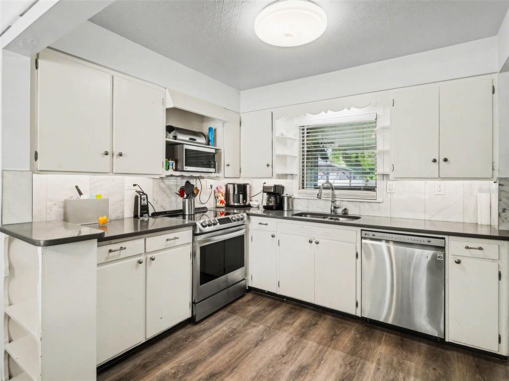 4304 Midland Road Sarasota, FL 34231 - Photo 11 of 31 Gallery Image 11