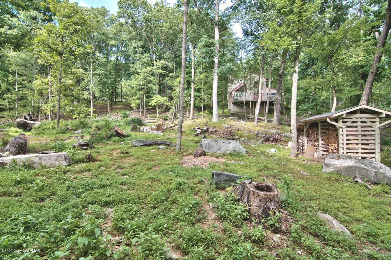 187 Radcliff Road Bushkill, PA 18324 - Photo 54 of 60 a backyard of a house with table and chairs