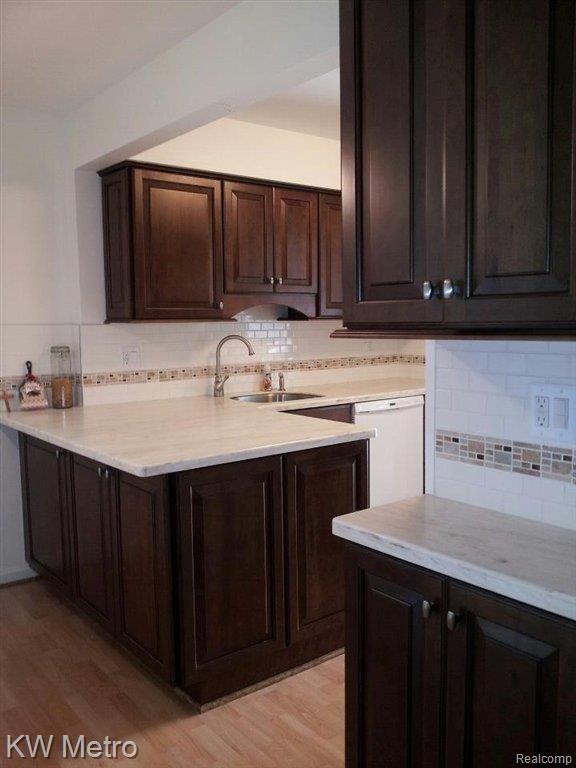155 Manor Way Rochester, MI 48309 - Photo 2 of 16 Cherry Cabinets