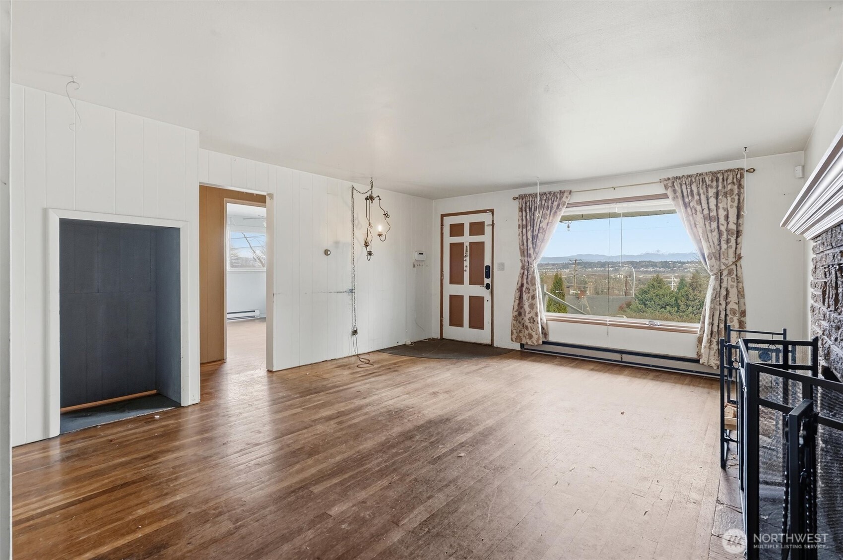 232 Bridgeway Everett, WA 98201 - Photo 4 of 40