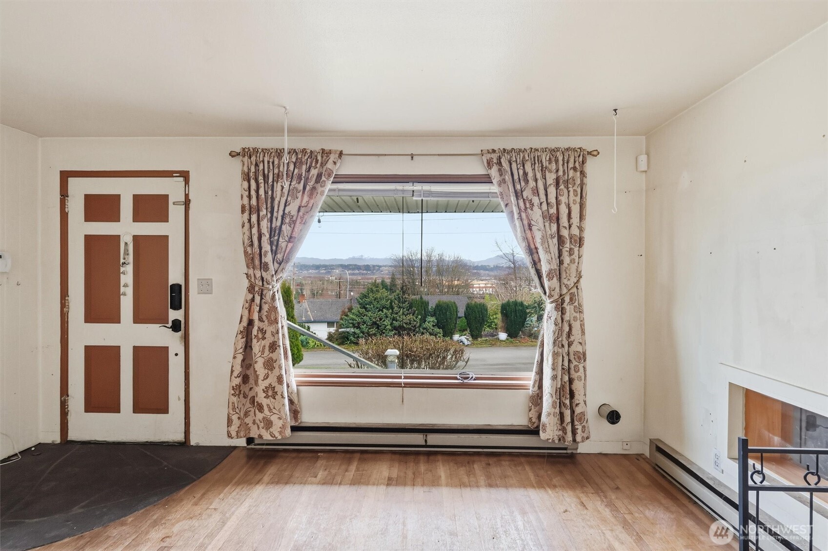 232 Bridgeway Everett, WA 98201 - Photo 5 of 40