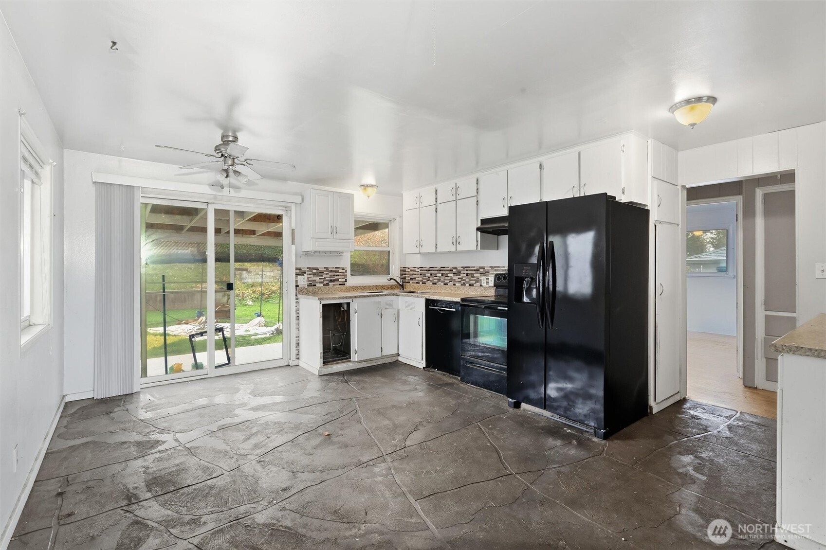 232 Bridgeway Everett, WA 98201 - Photo 7 of 40