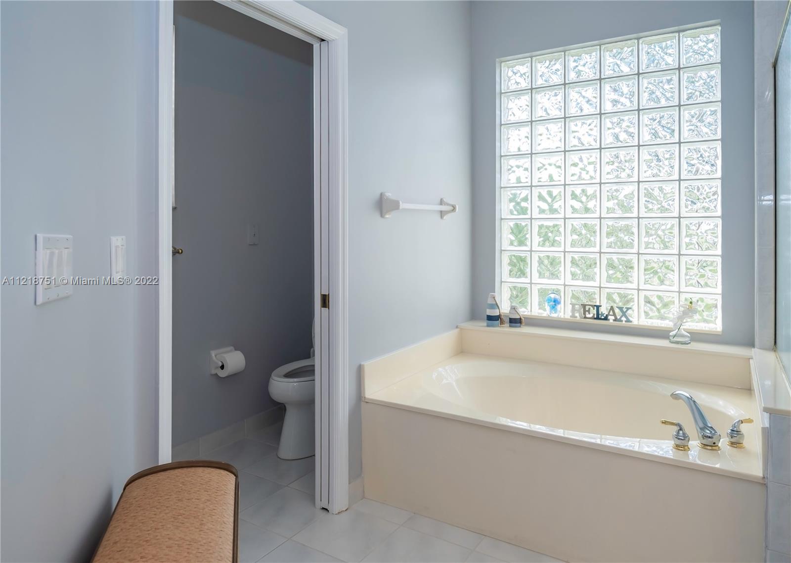 21432 Gosier Way Boca Raton, FL 33428 - Photo 35 of 55 a bath room with a toilet tub and a window