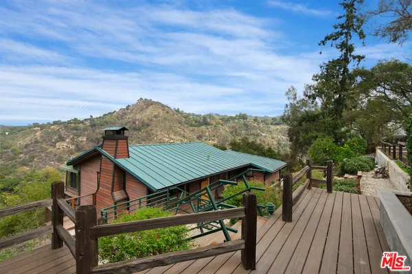 a view of a roof deck with wooden floor and fence