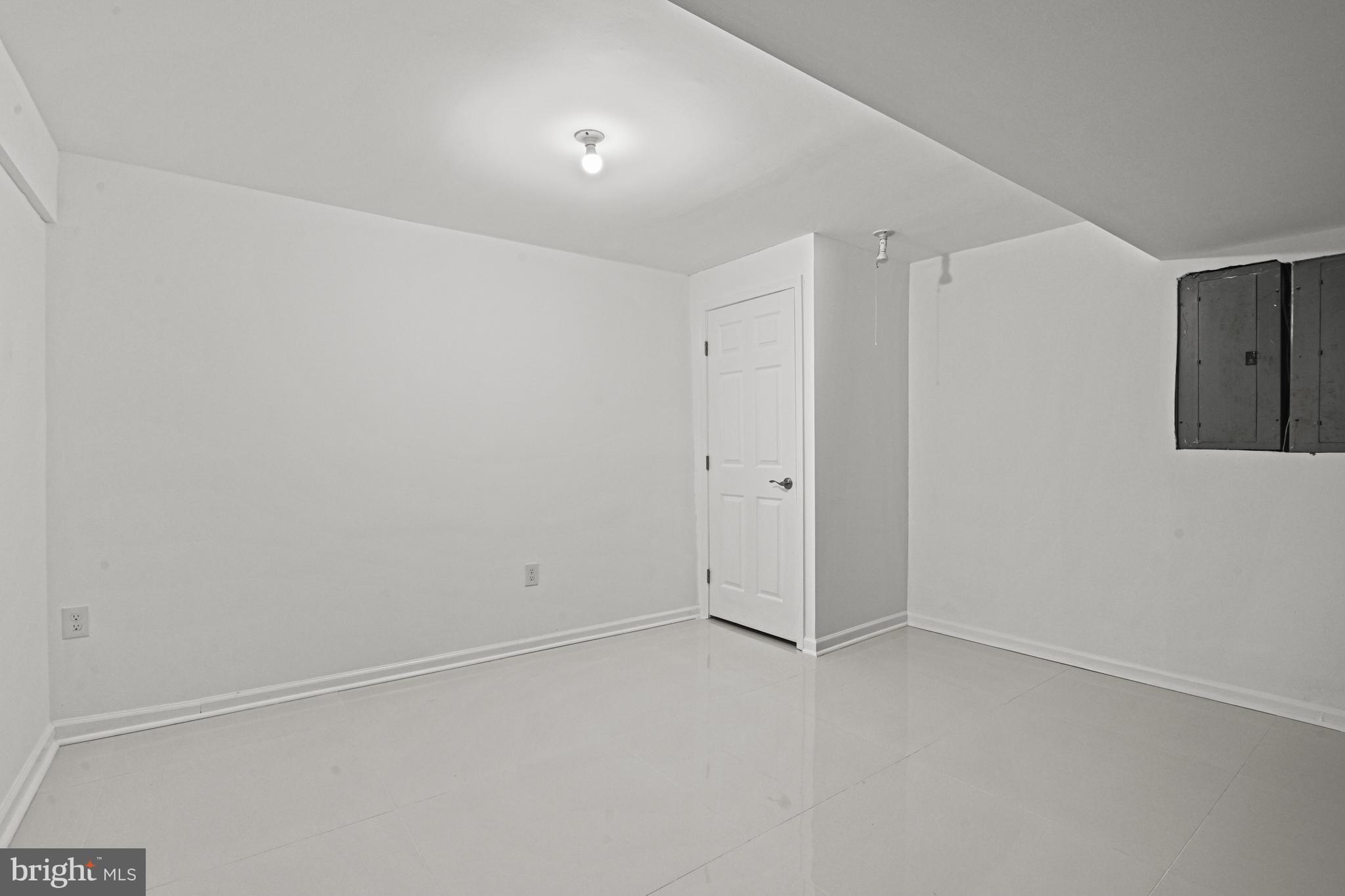 355 Springvale Road Great Falls, VA 22066 - Photo 35 of 37 an empty room with an entryway