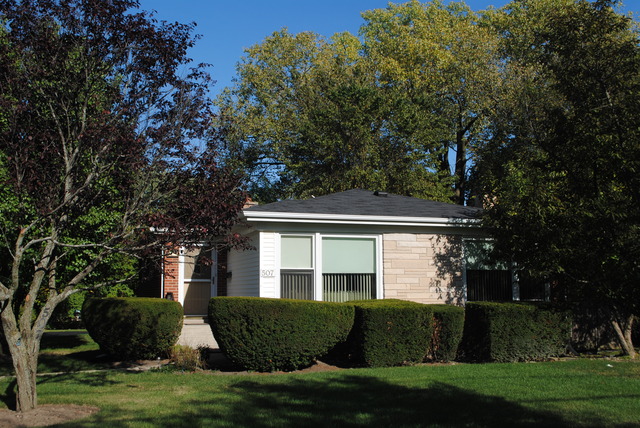 507 Ridge Road Highland Park, IL 60035 - Photo 2 of 20 a front view of a house with a garden