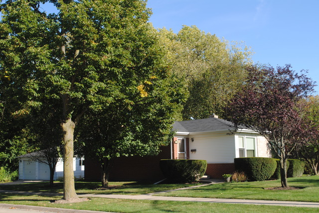 507 Ridge Road Highland Park, IL 60035 - Photo 3 of 20 a front view of a house with a yard and trees