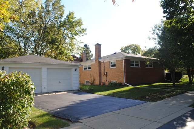 507 Ridge Road Highland Park, IL 60035 - Photo 4 of 20 a view of a house with a yard